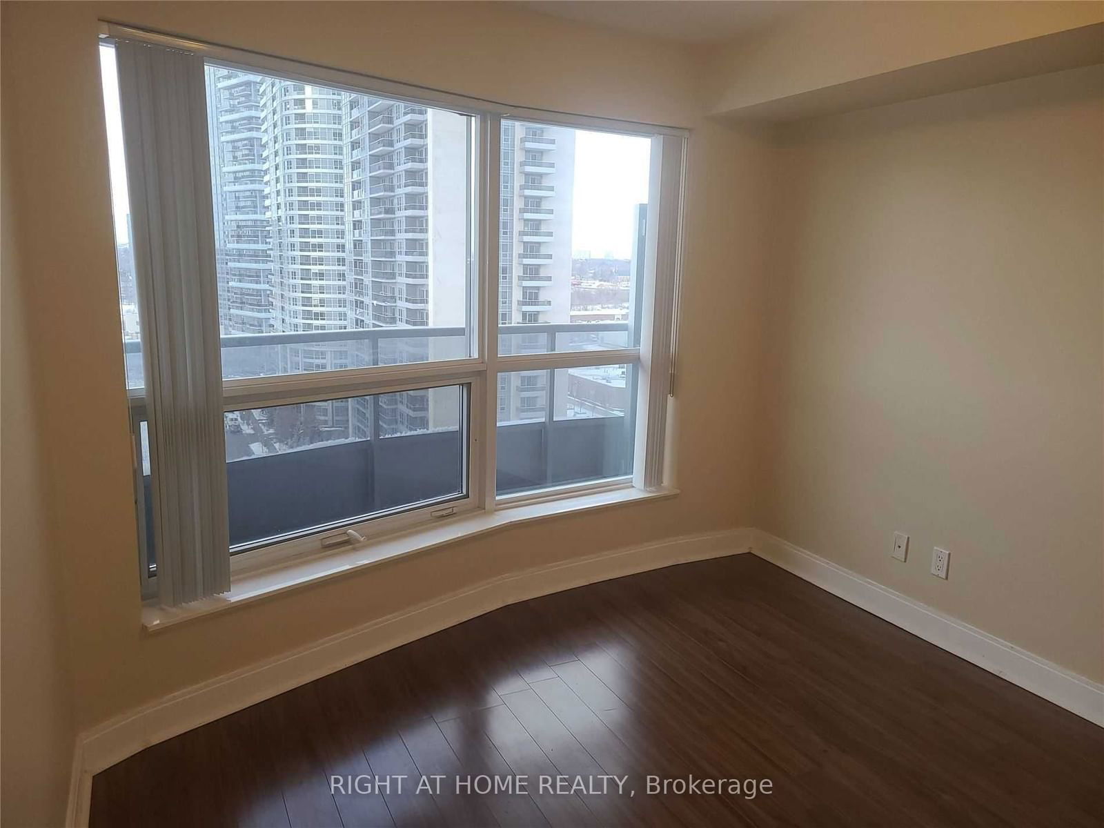 125 Village Green Sq, unit 1309 for rent