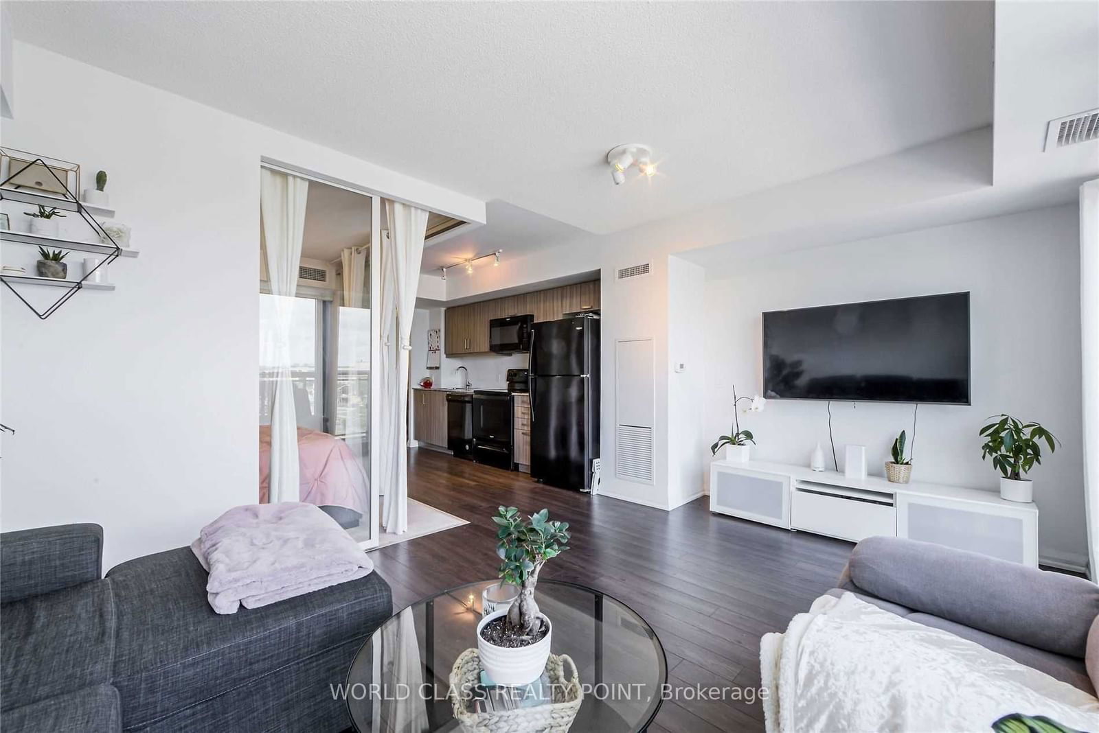 30 Meadowglen Pl, unit 517 for sale - image #22