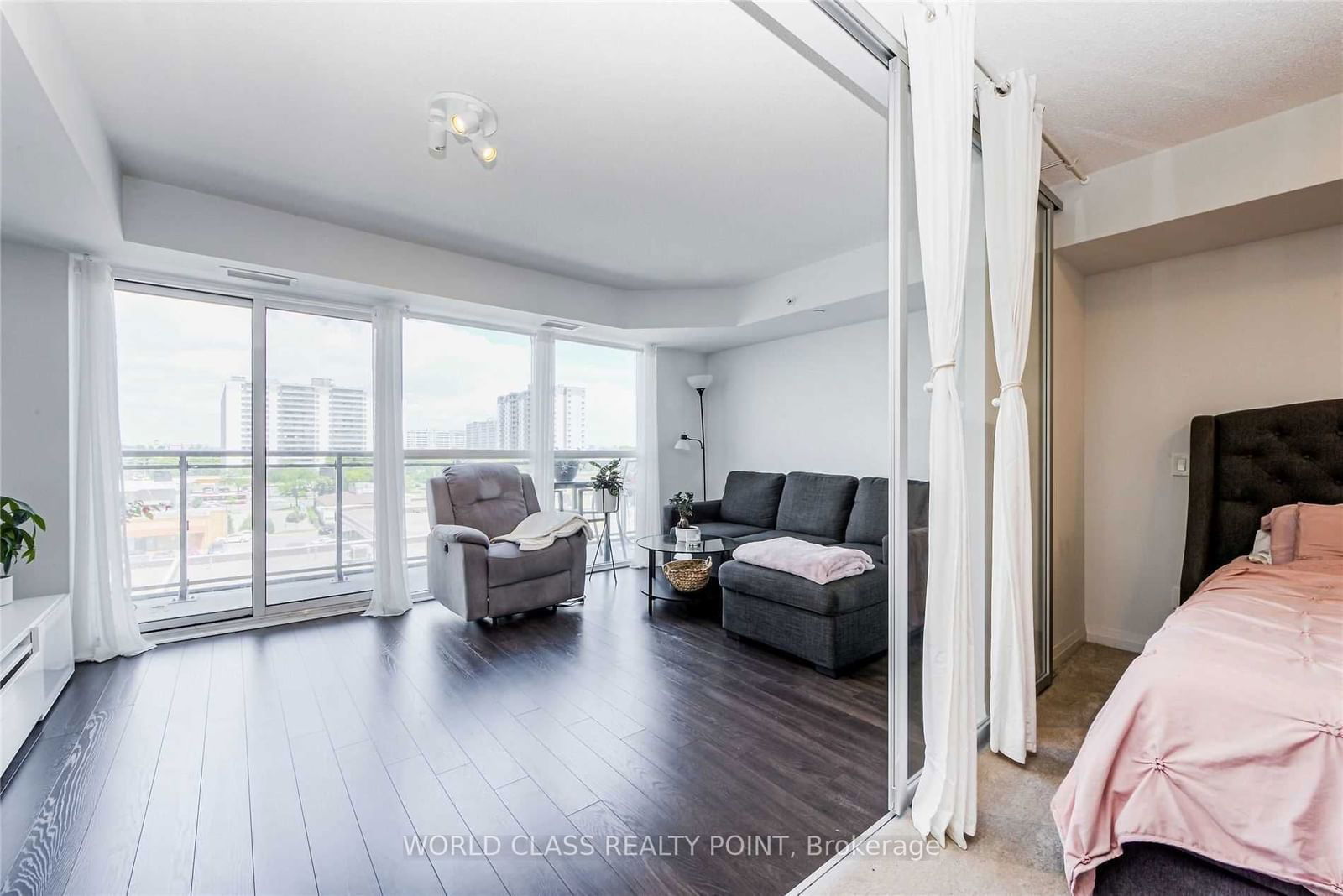 30 Meadowglen Pl, unit 517 for sale - image #28