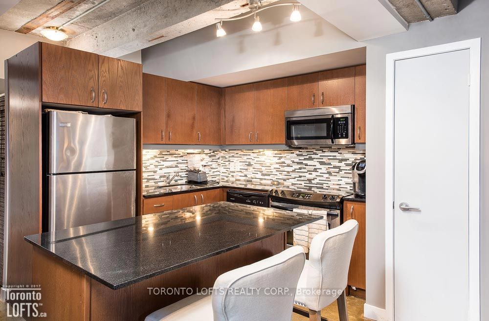 201 Carlaw Ave, unit L04 for rent - image #10