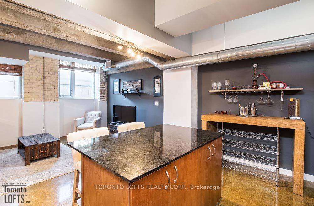 201 Carlaw Ave, unit L04 for rent - image #11