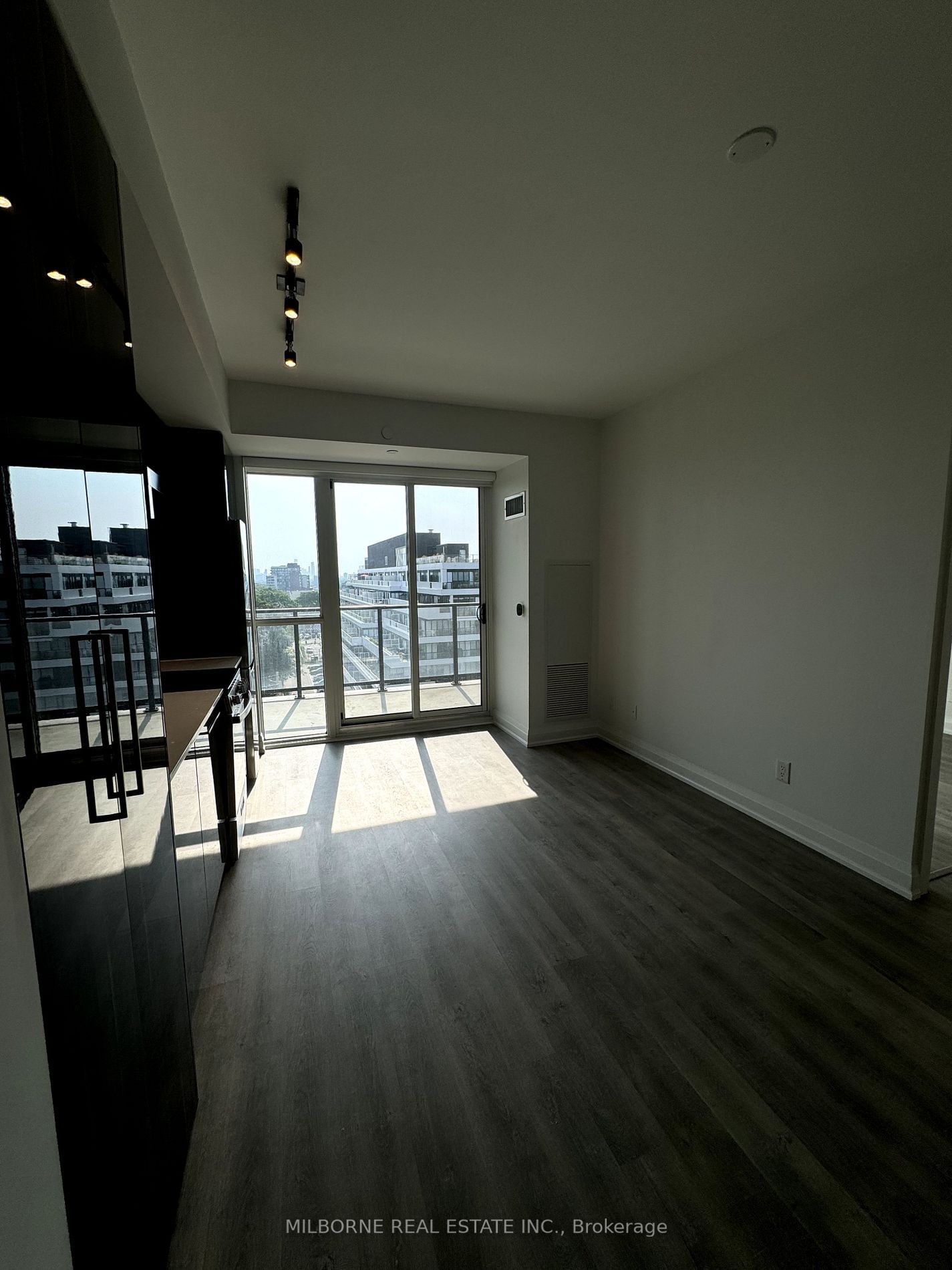 2369 Danforth Ave, unit 812 for rent - image #10