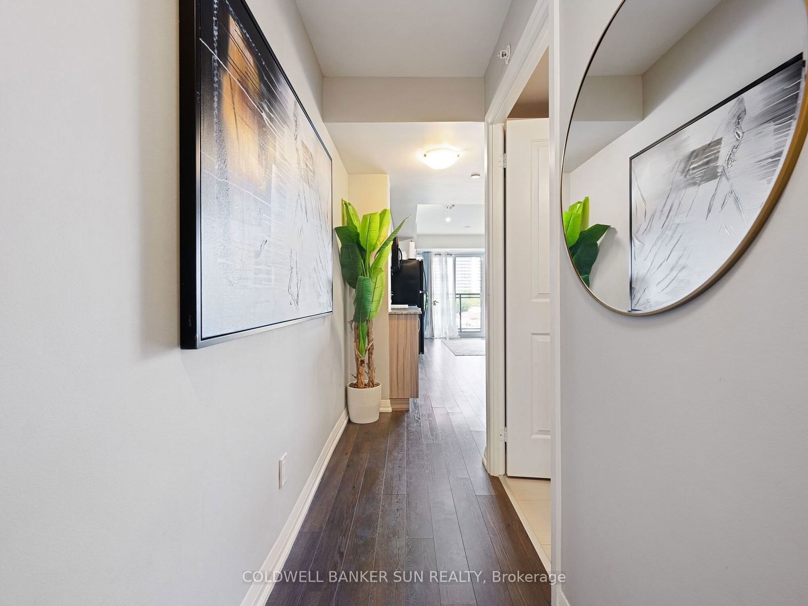 30 Meadowglen Pl, unit 416 for sale - image #5