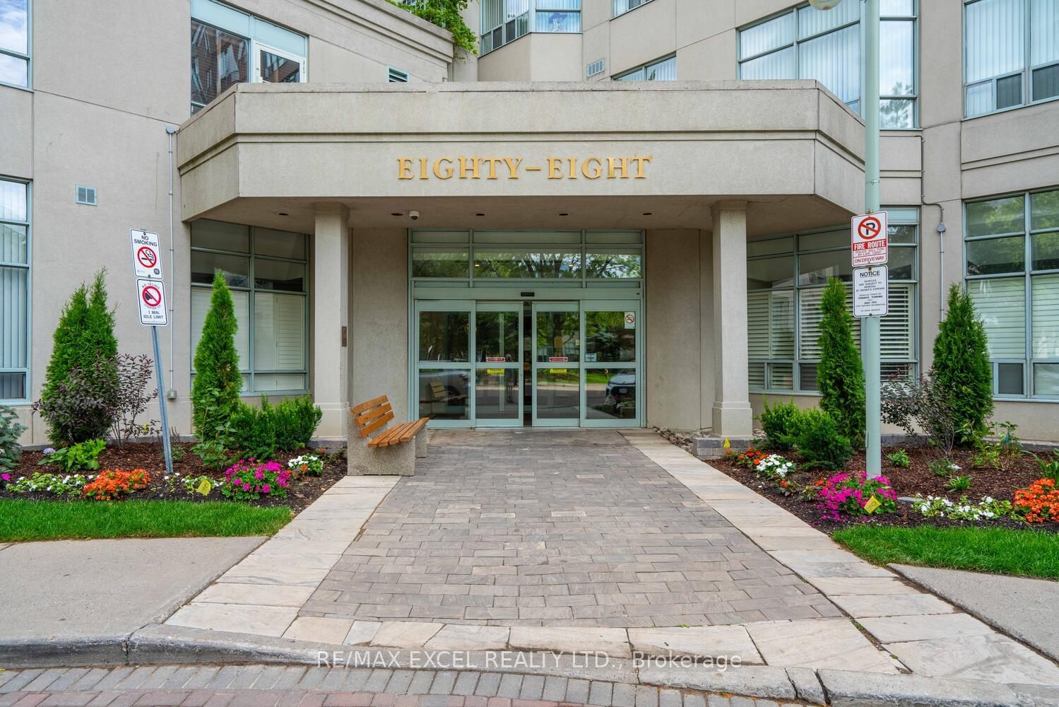 88 Corporate Dr, unit 1013 for sale