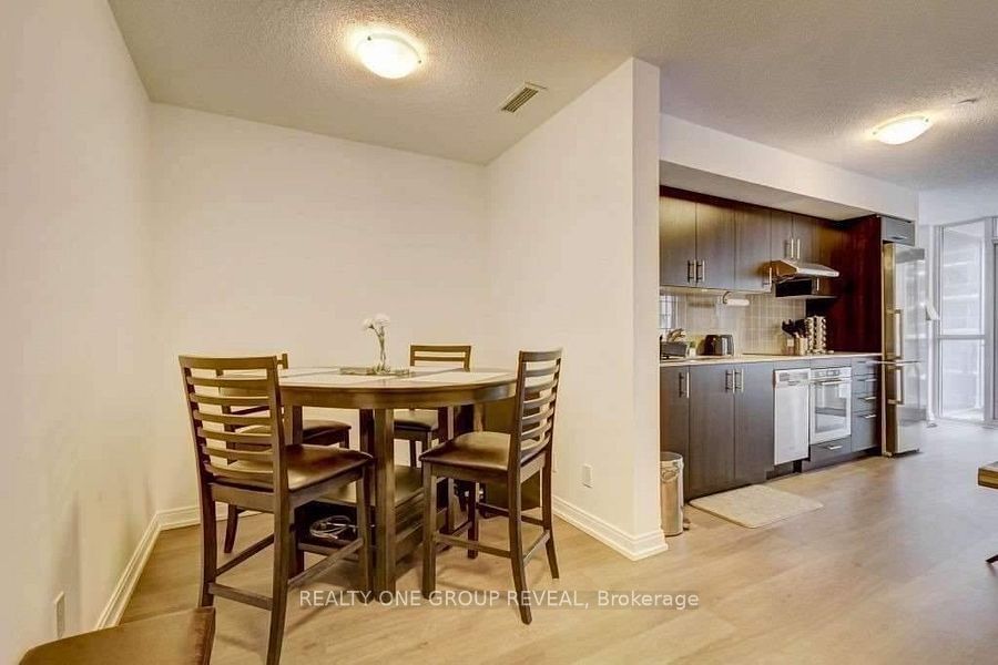 255 Village Green Sq, unit 601 for rent - image #3