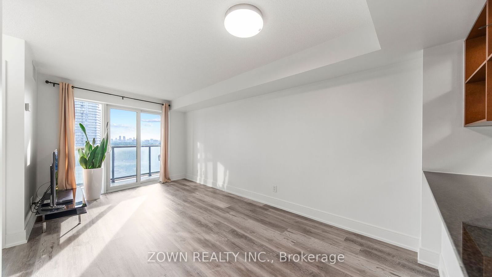 135 Village Green Sq, unit 2019 for sale - image #25