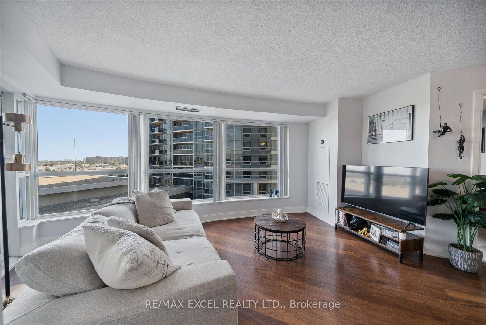 135 Village Green Sq, unit 818 for rent - image #15