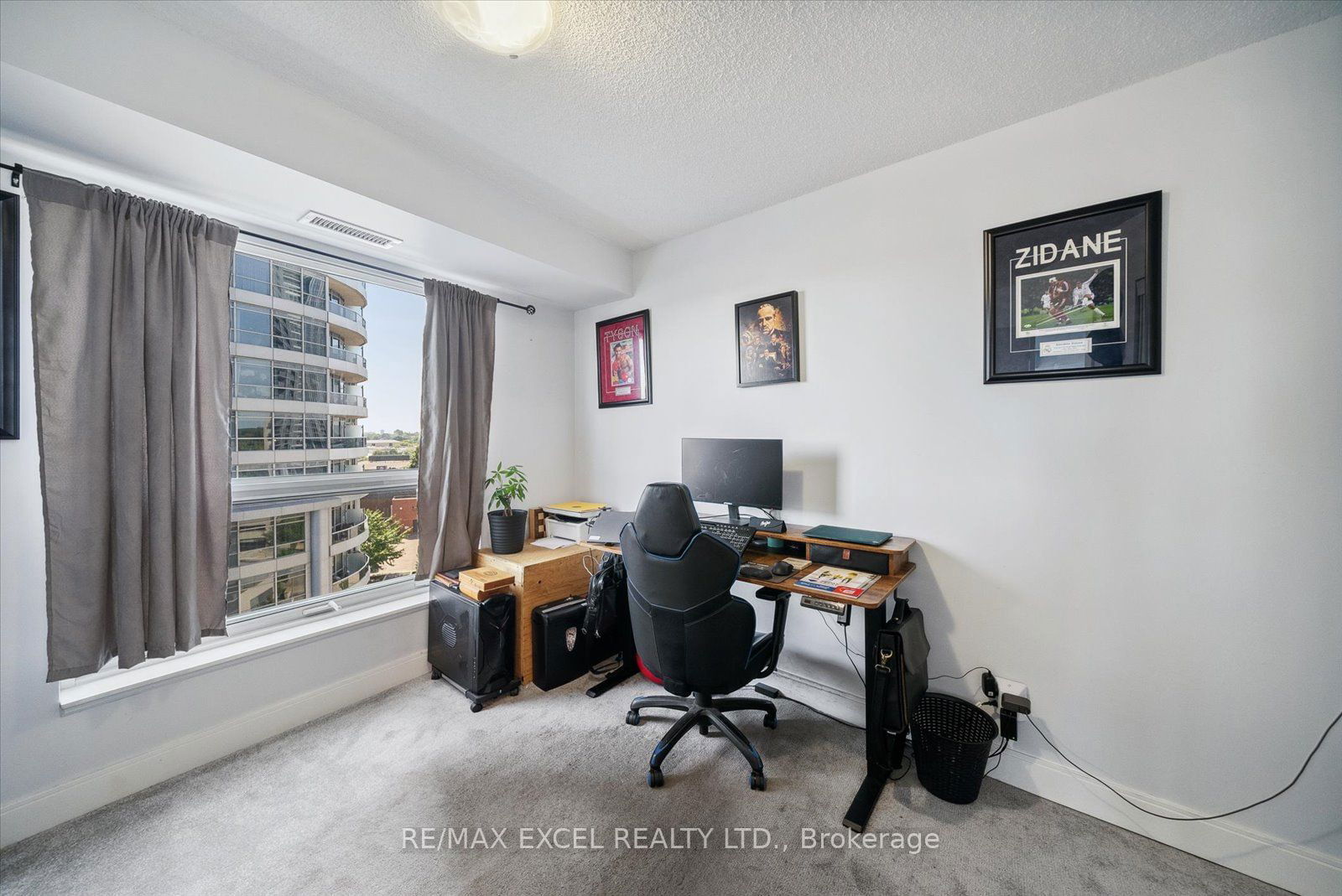 135 Village Green Sq, unit 818 for rent