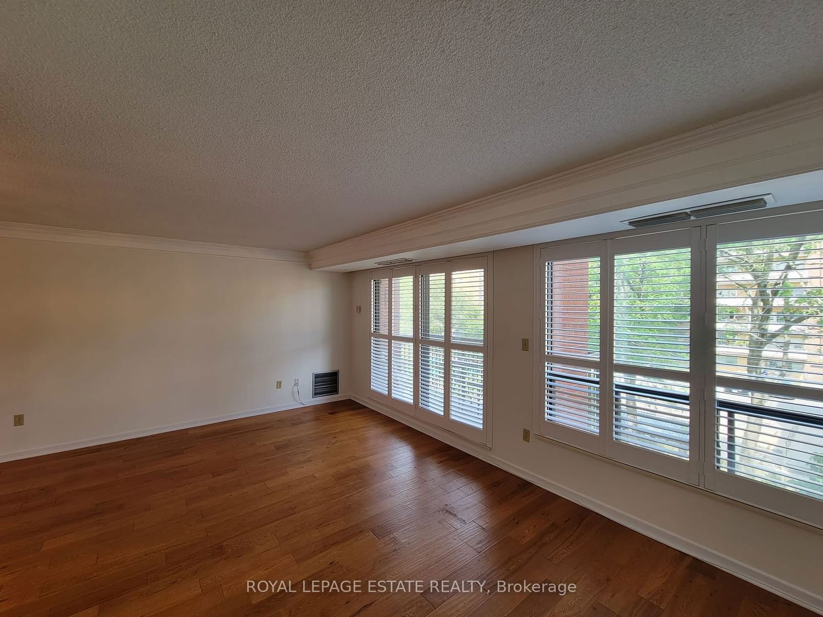 3734 St. Clair Ave E, unit 304 for rent - image #8