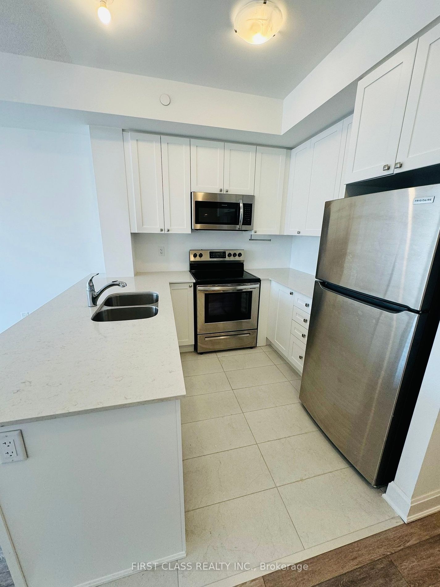 50 Lakebreeze Dr S, unit 207 for rent - image #4