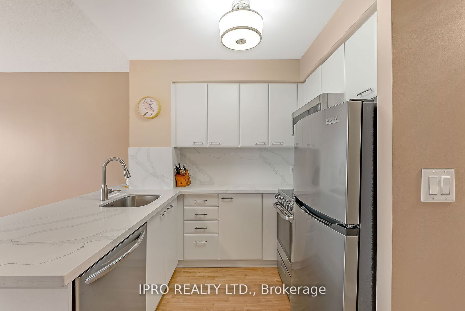 38 Lee Centre Dr, unit 1012 for rent