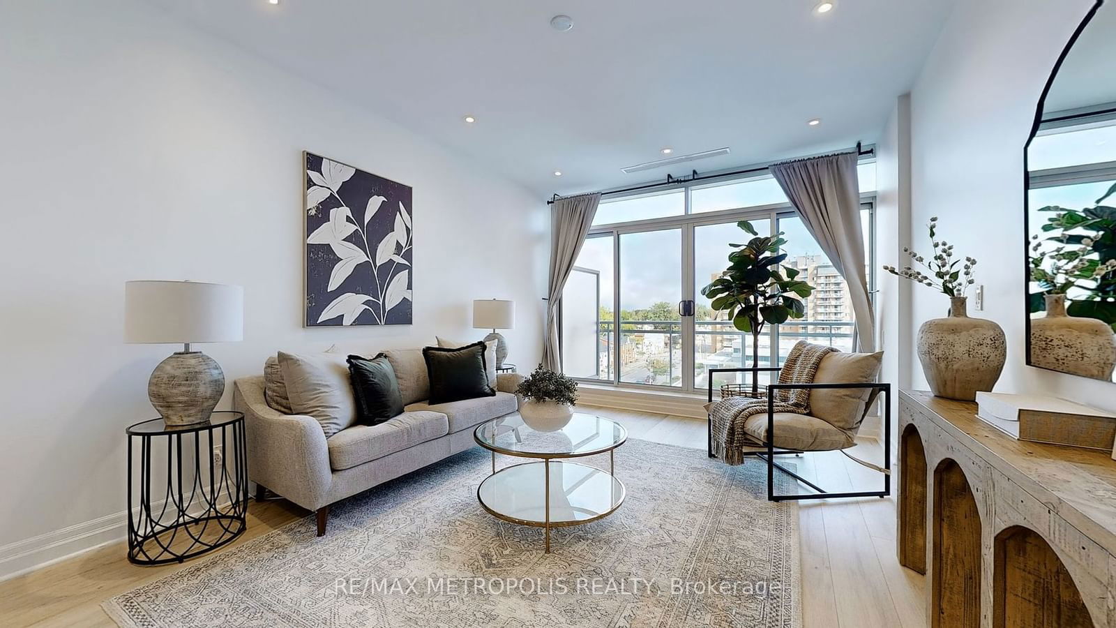 44 Bond St W, unit 619 for sale