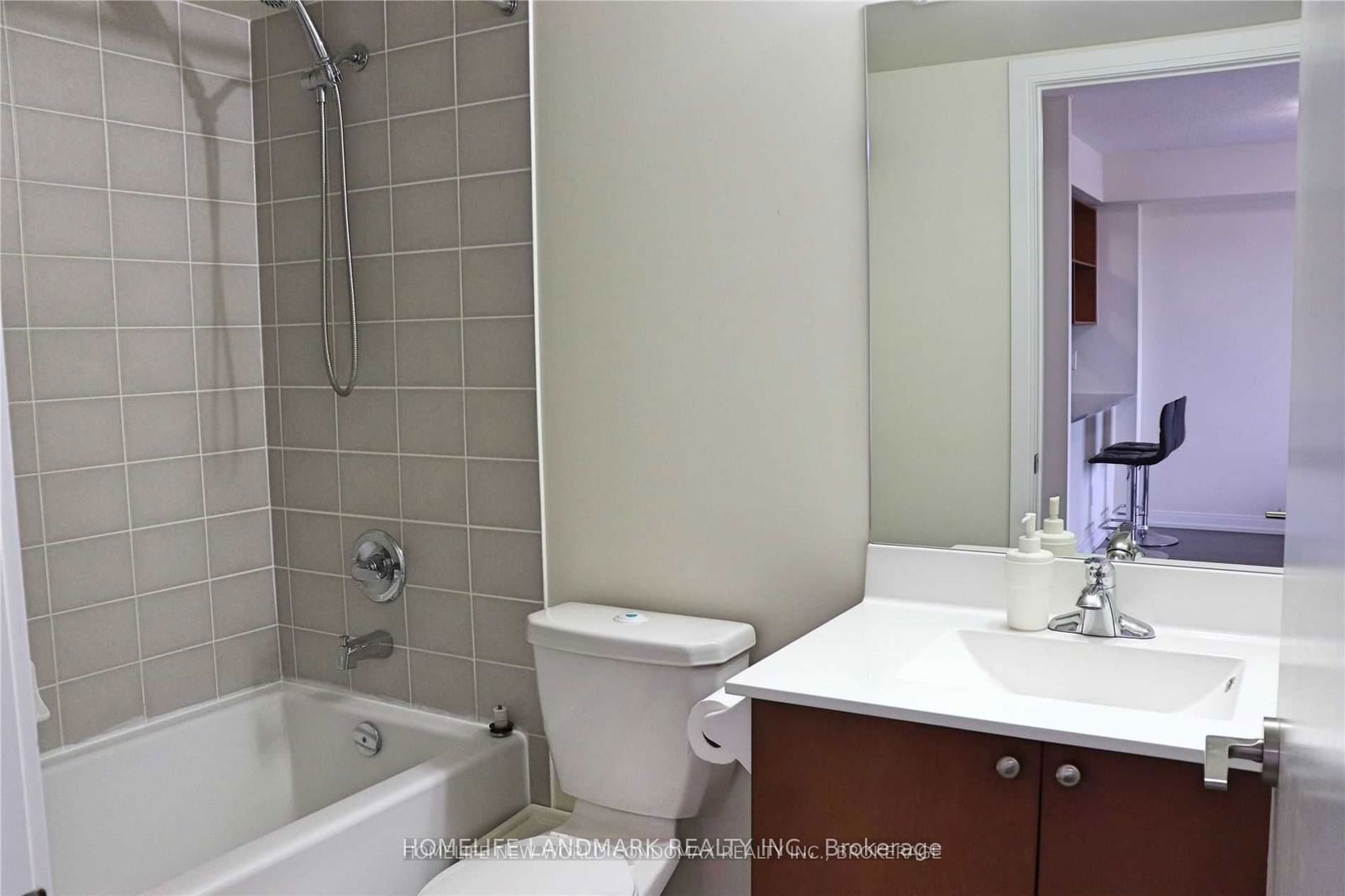 181 Village Green Sq, unit 811 for rent - image #8