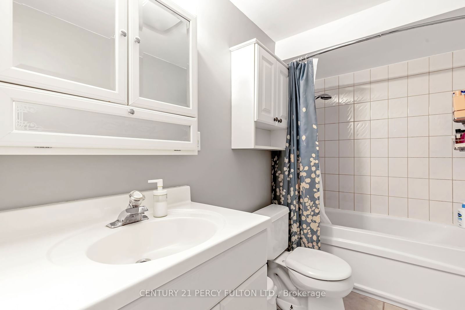 350 Camelot Crt, unit 18 for sale - image #18