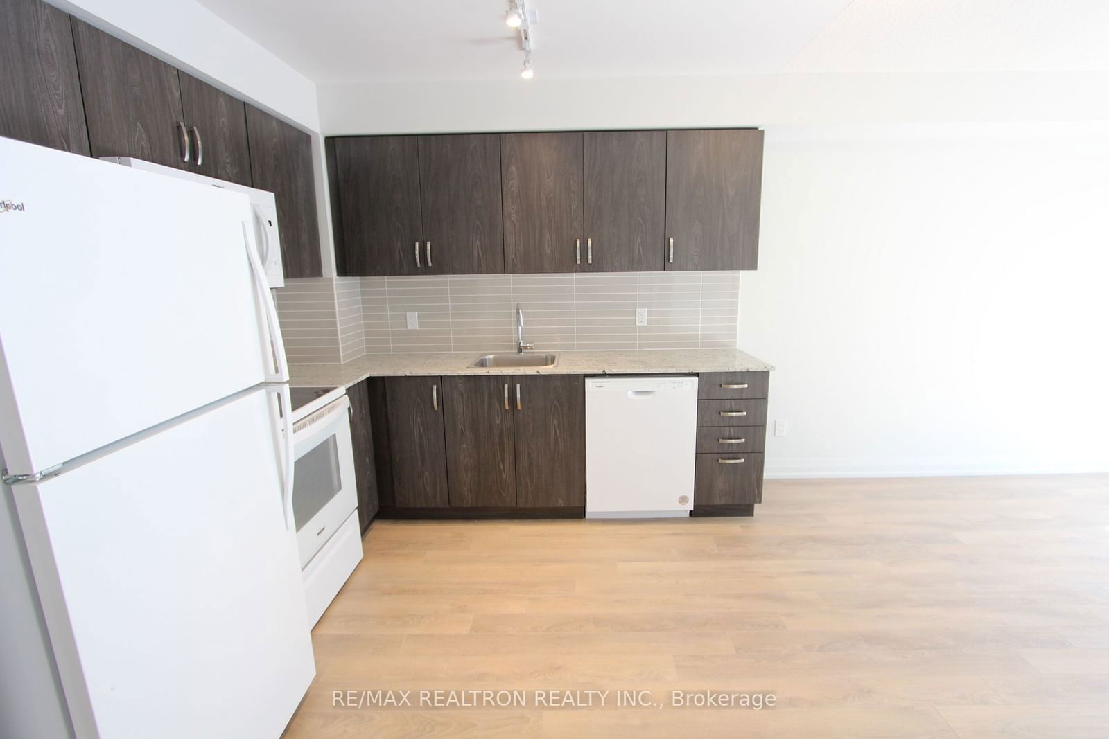 20 Meadowglen Pl, unit 908 for rent - image #7