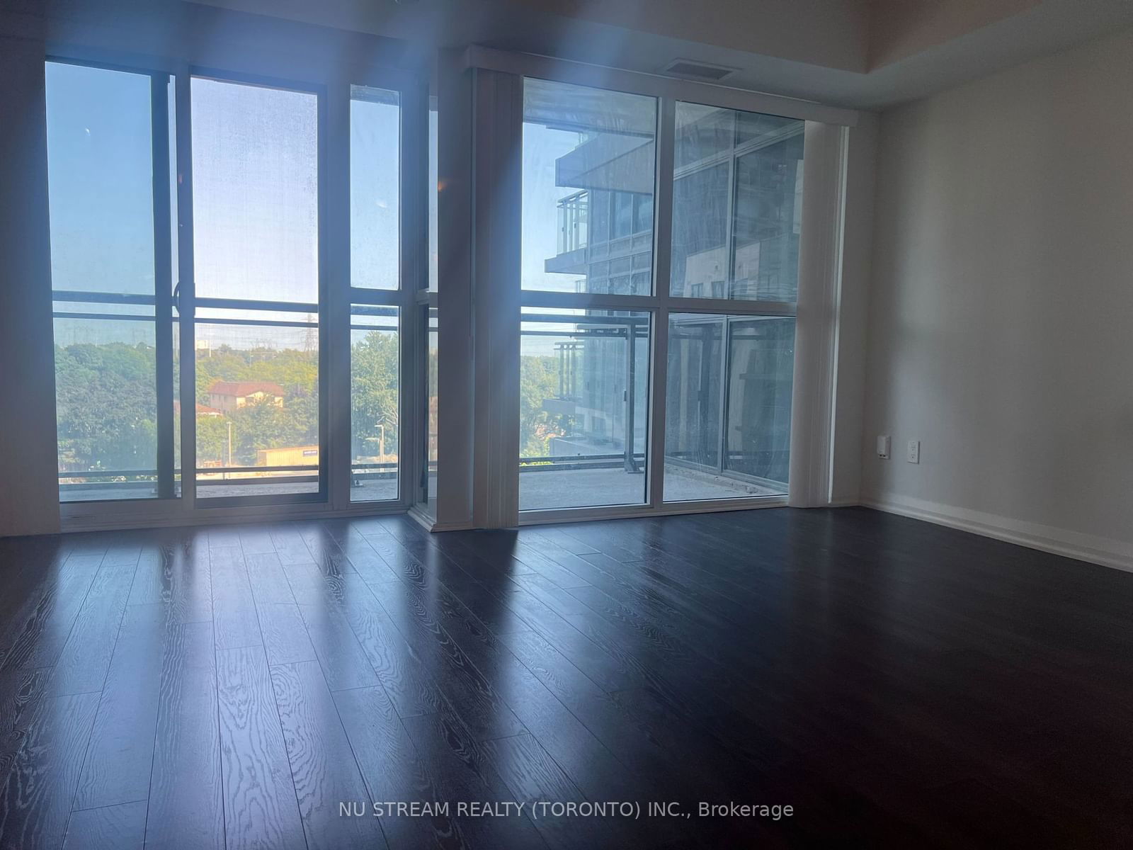 30 Meadowglen Pl, unit 505 for rent - image #2