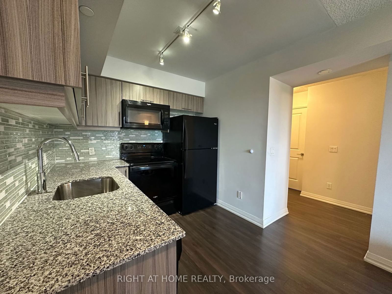 30 Meadowglen Pl, unit 501 for rent - image #3