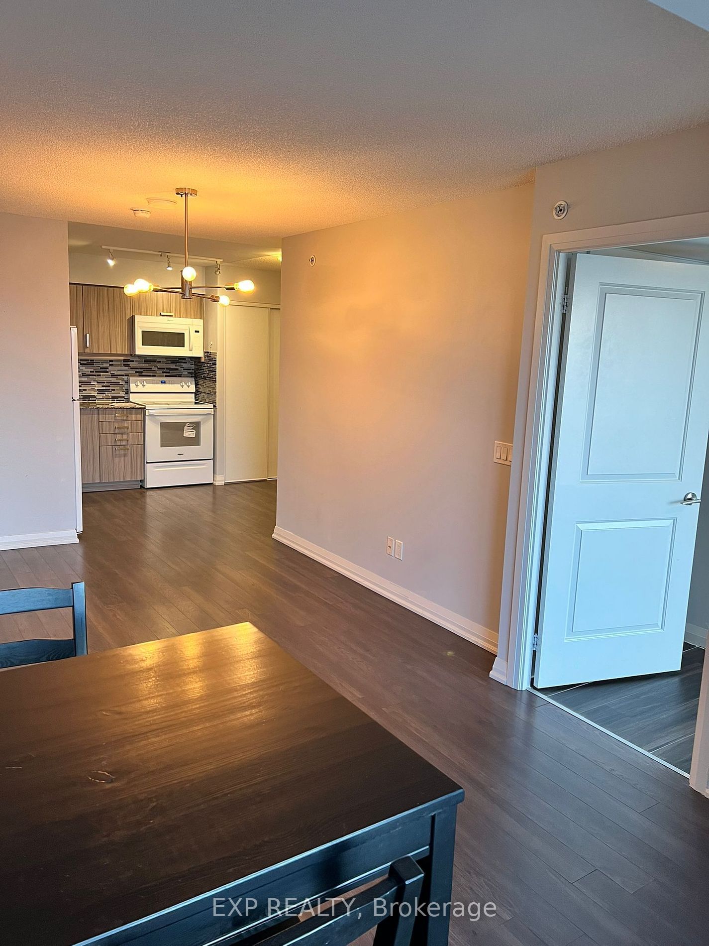 30 Meadowglen Pl, unit 2506 for rent - image #5