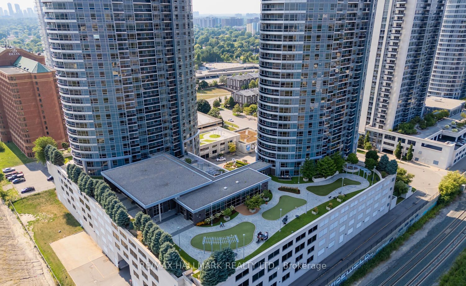 135 Village Green Sq, unit 1018 for rent