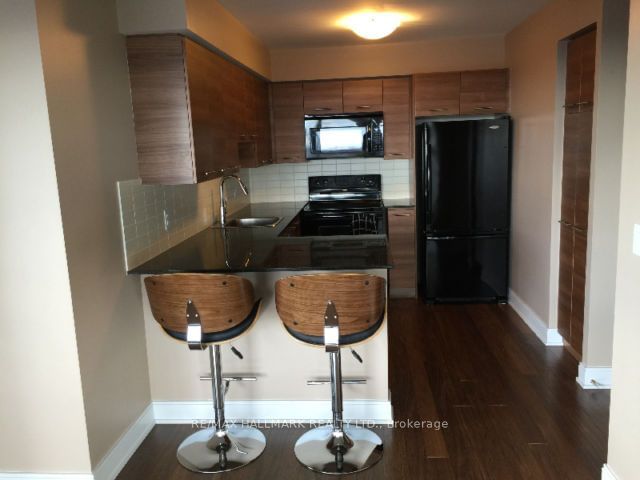 135 Village Green Sq, unit 1018 for rent