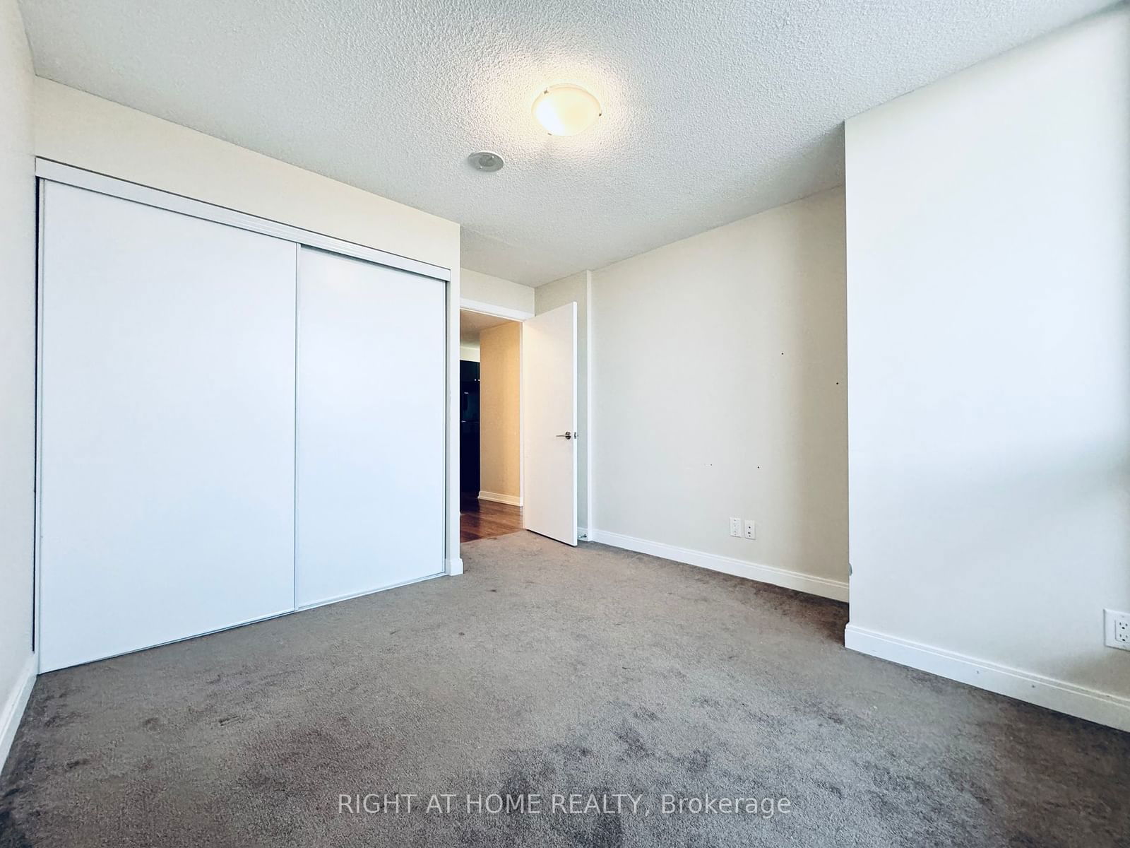 151 Village Green Sq, unit 2810 for rent