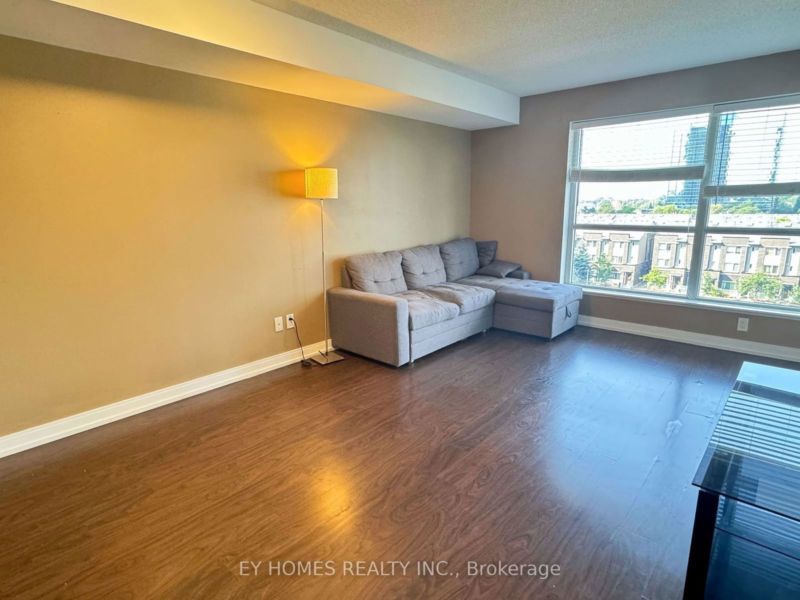 181 Village Green Sq, unit 617 for rent - image #4