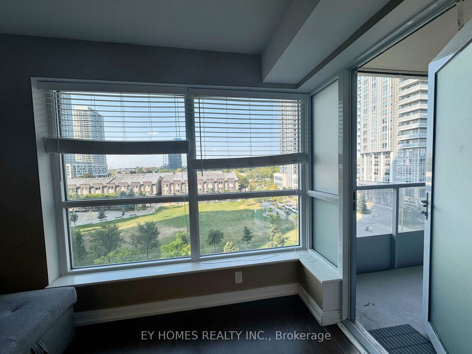 181 Village Green Sq, unit 617 for rent - image #6