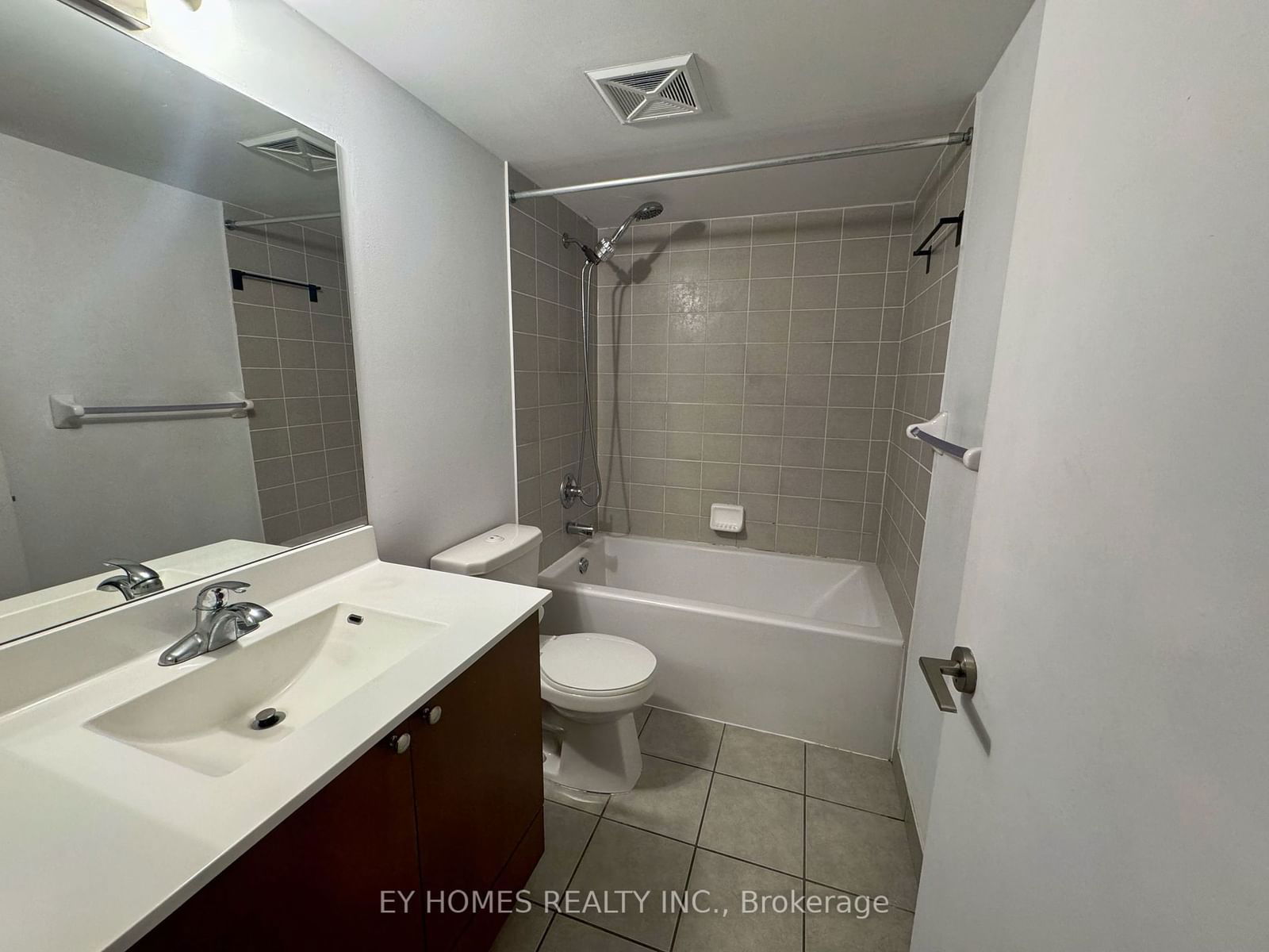 181 Village Green Sq, unit 617 for rent - image #9