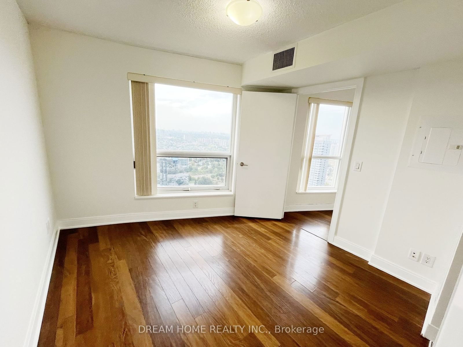 135 Village Green Sq, unit 3823 for rent - image #7