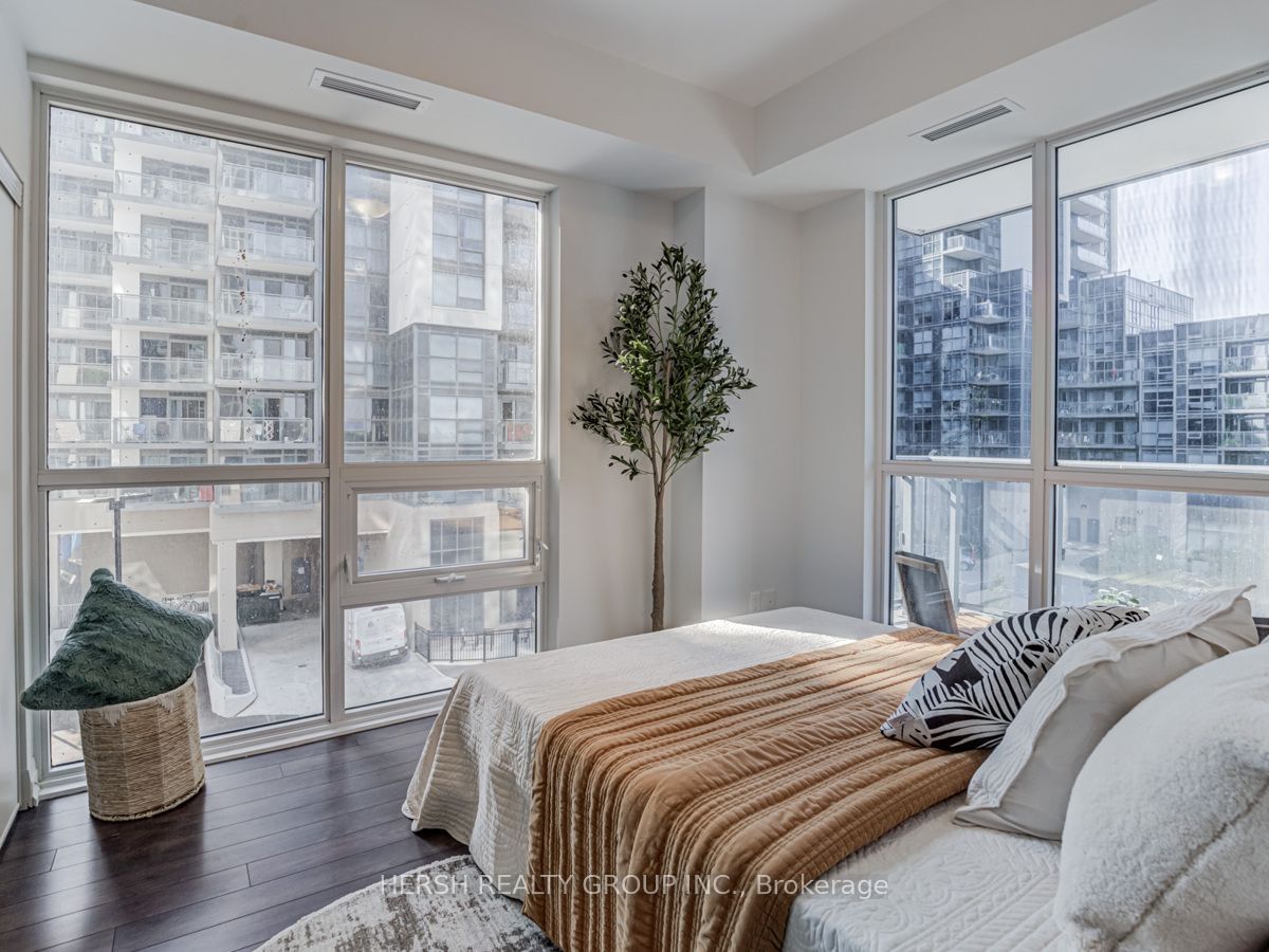 10 Meadowglen Pl, unit 301 for sale - image #2