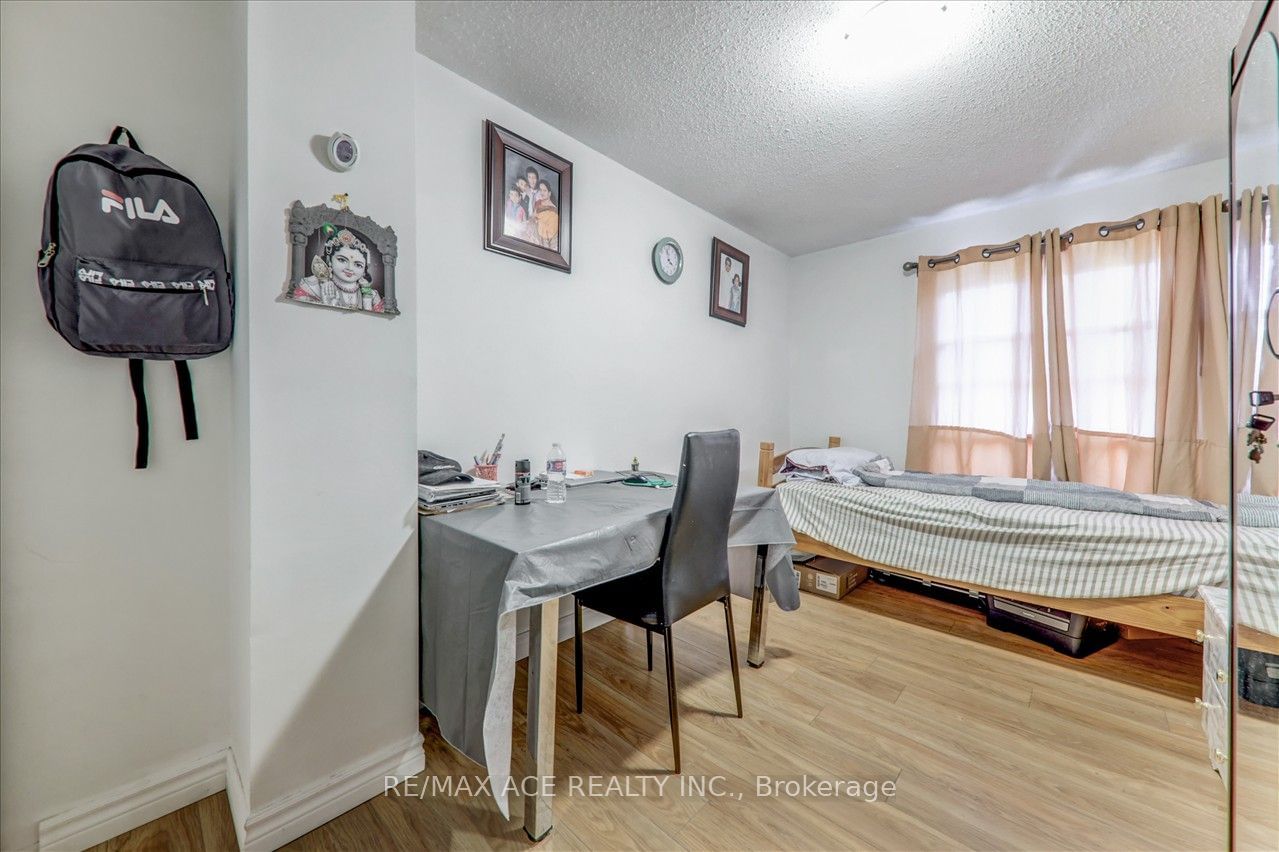 1121 Sandhurst Circ, unit 20 for sale - image #18