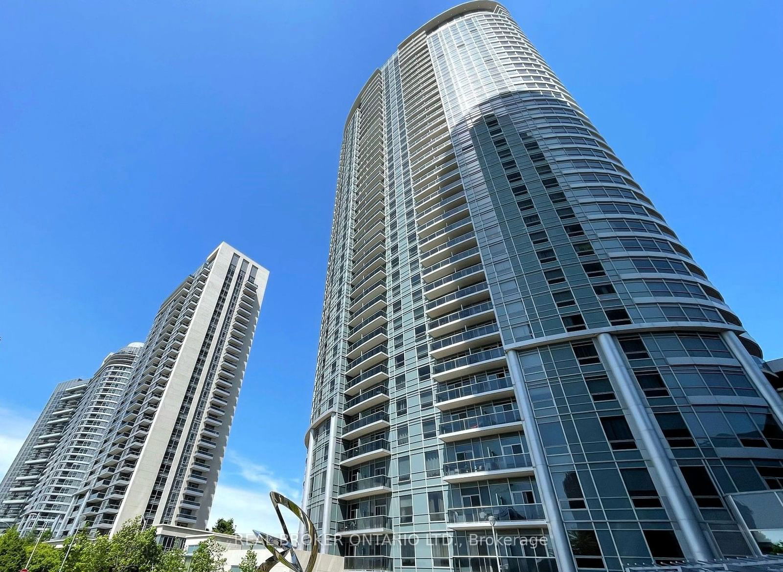 135 Village Green Sq, unit 1922 for rent - image #2