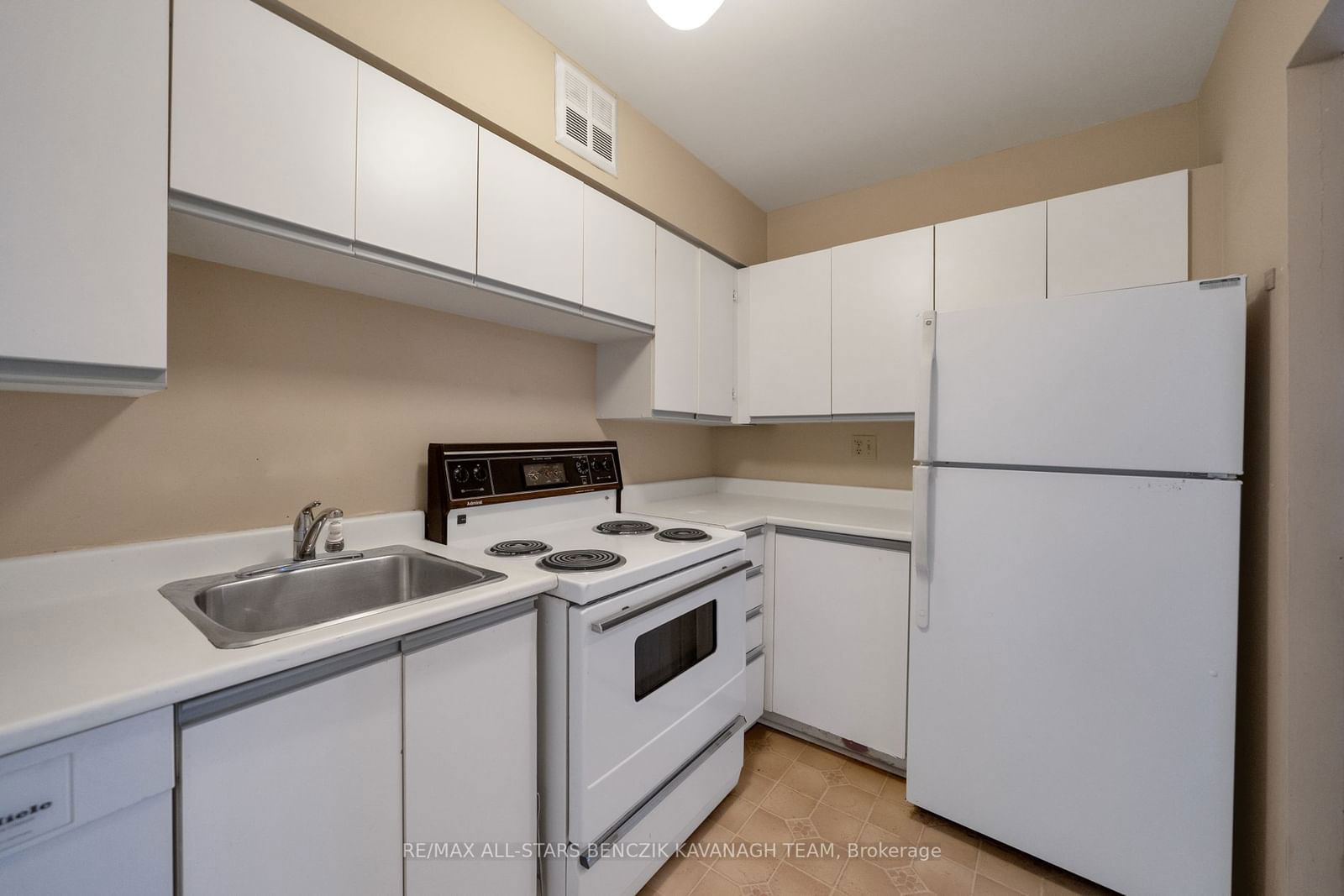 2 Westney Rd, unit 902 for rent - image #11