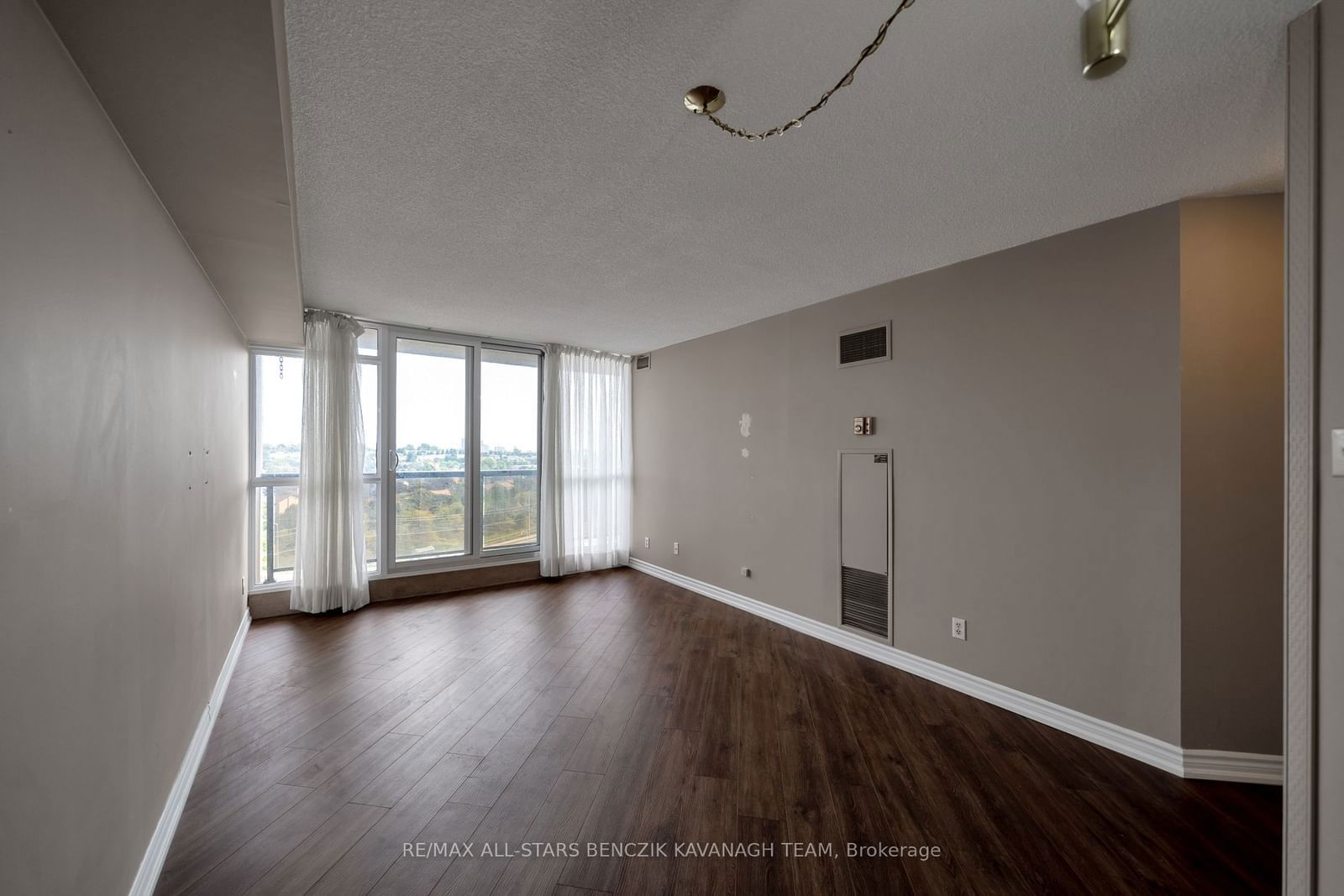 2 Westney Rd, unit 902 for rent - image #3