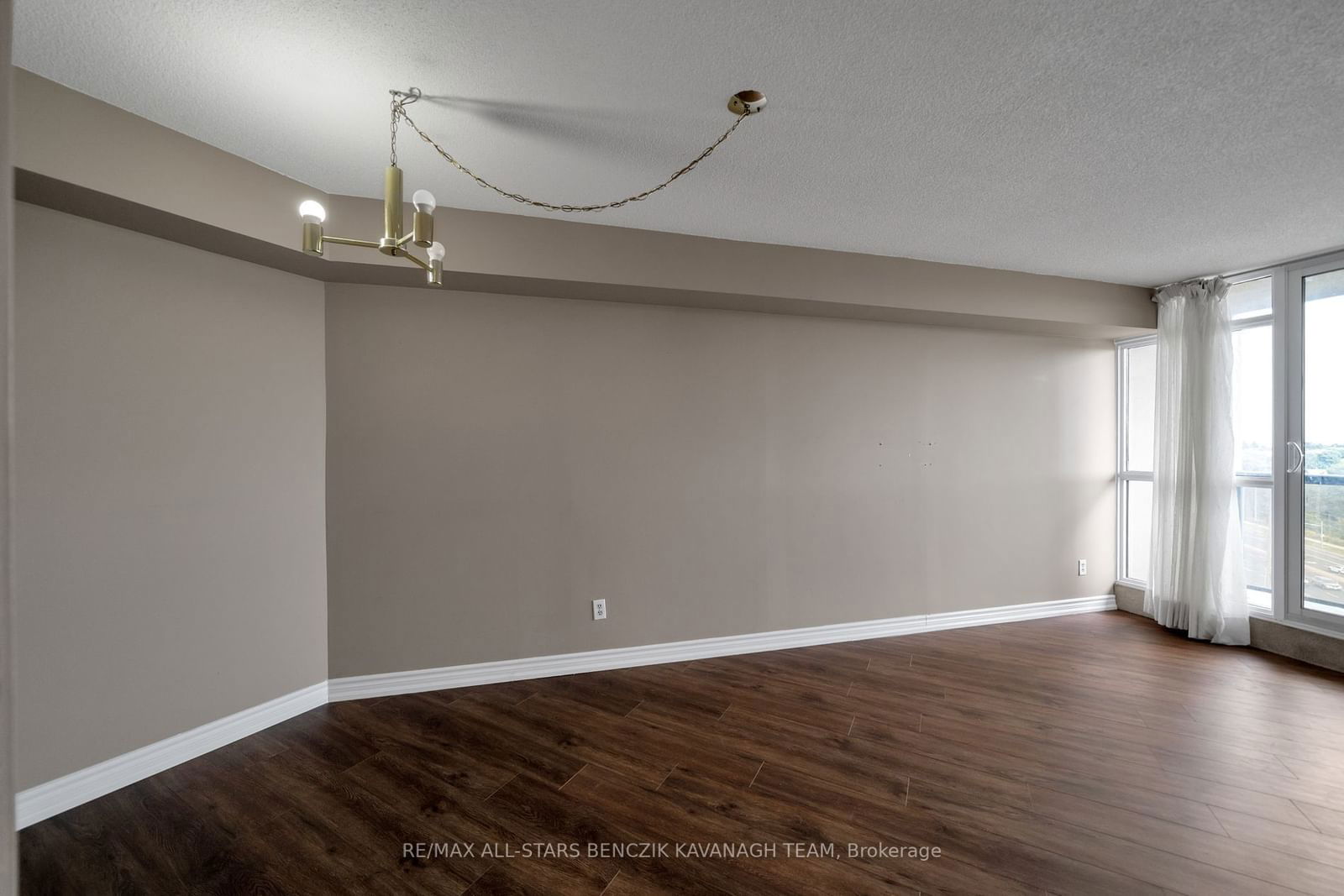 2 Westney Rd, unit 902 for rent - image #4