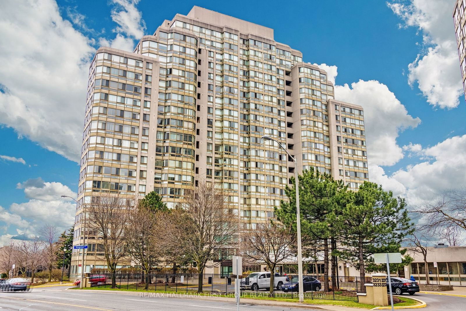 3233 Eglinton Ave E, unit 1811 for rent