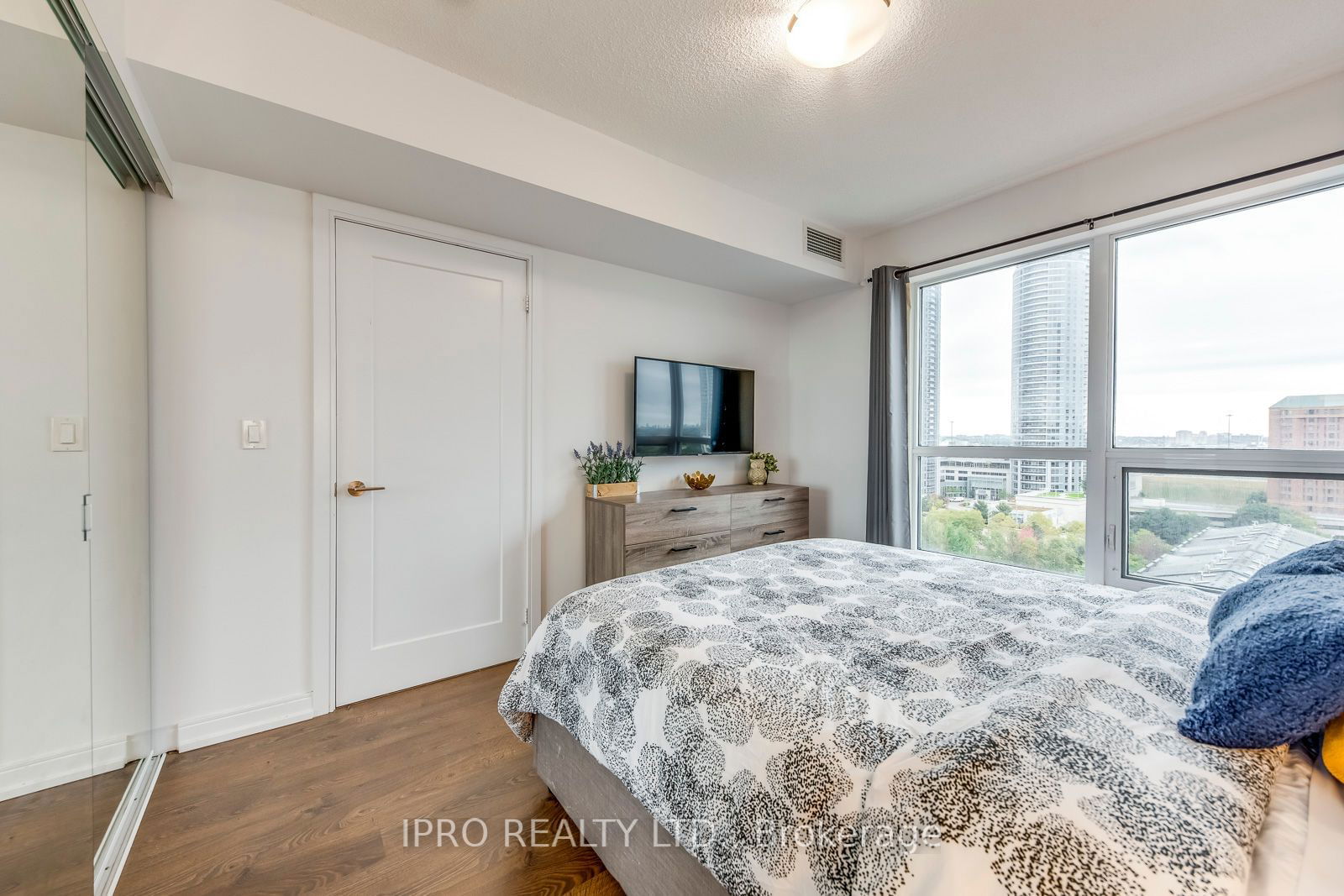 275 Village Green Sq, unit 1015 for sale