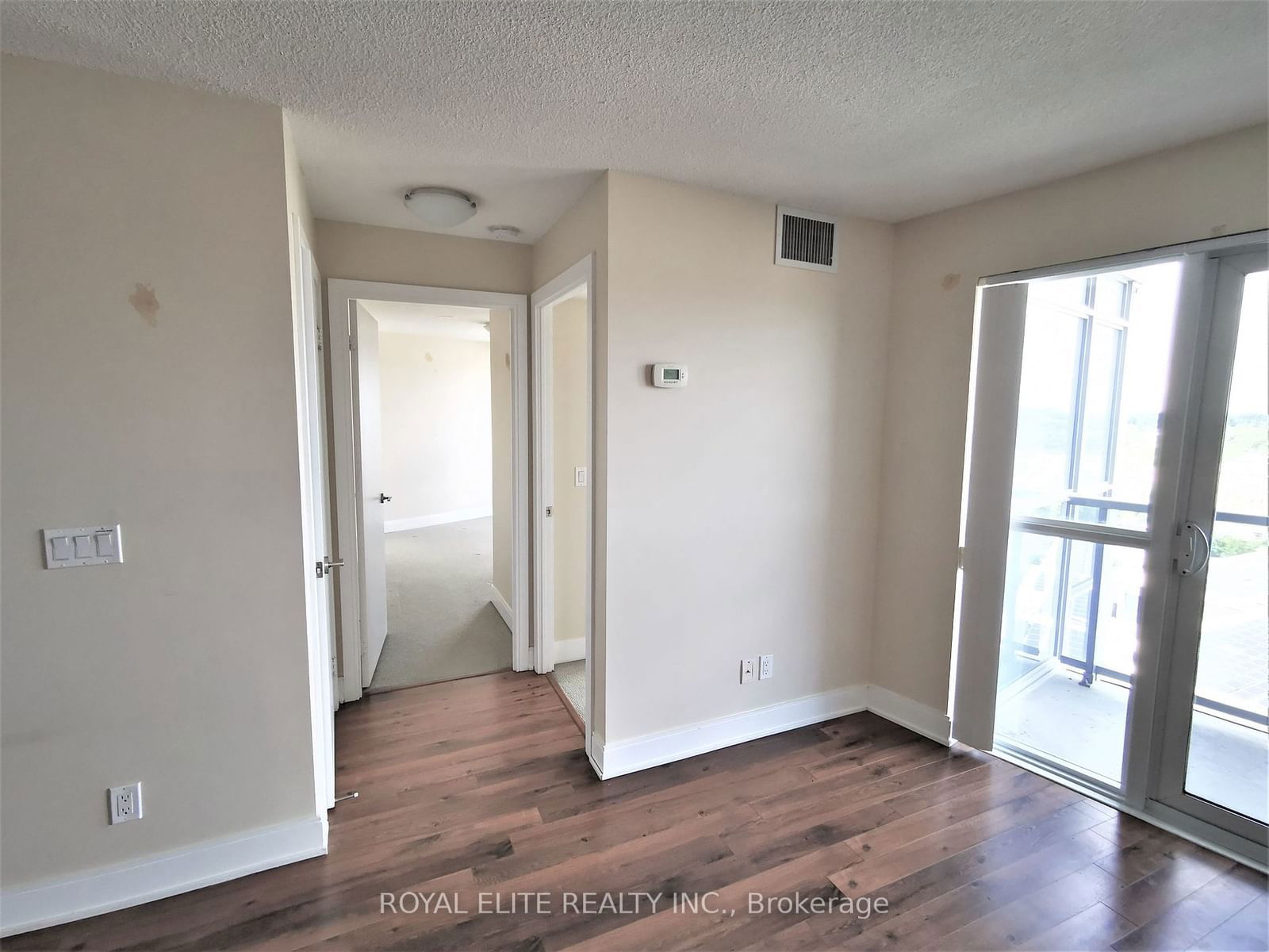 135 Village Green Sq, unit 925 for rent