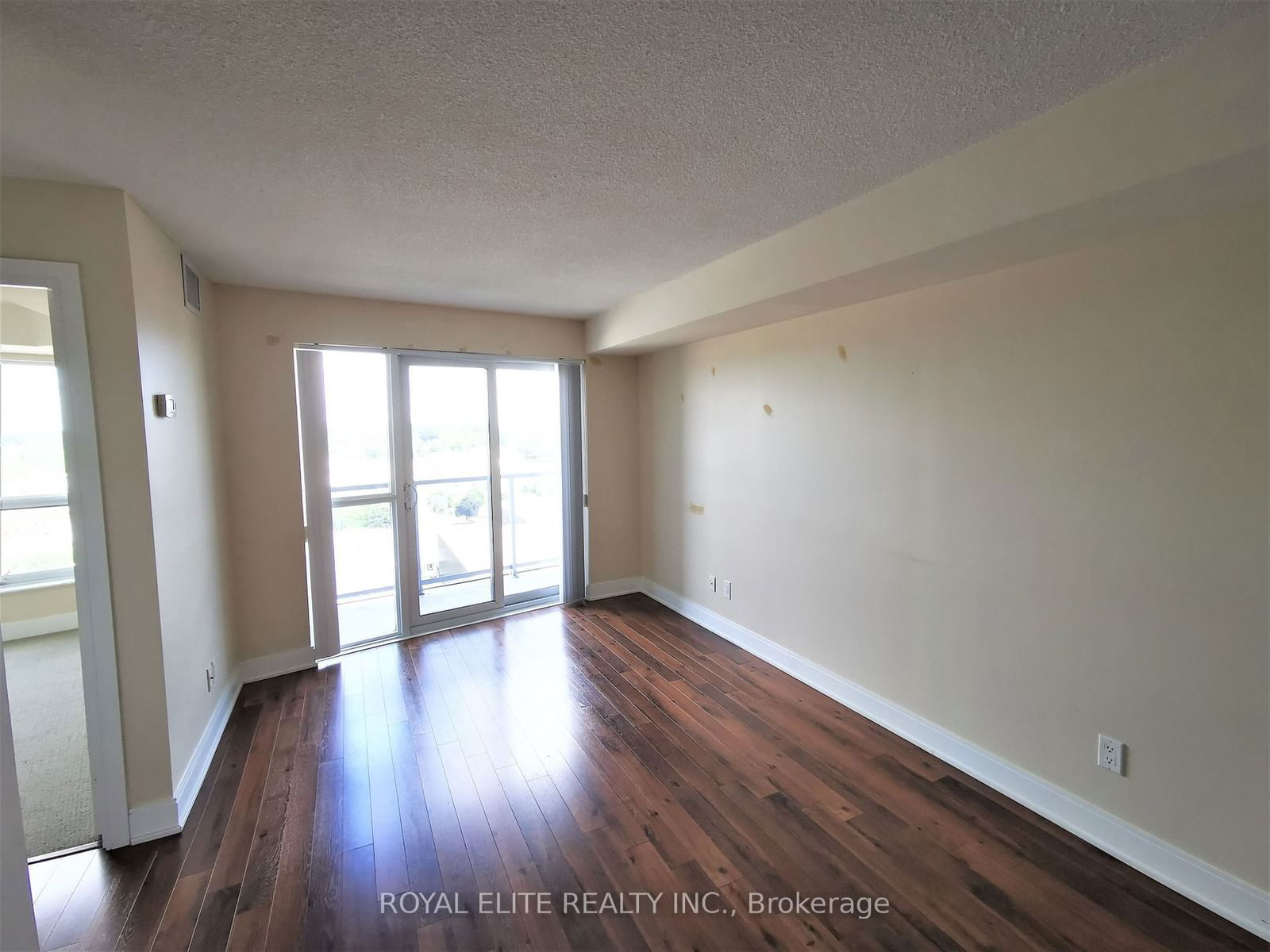 135 Village Green Sq, unit 925 for rent