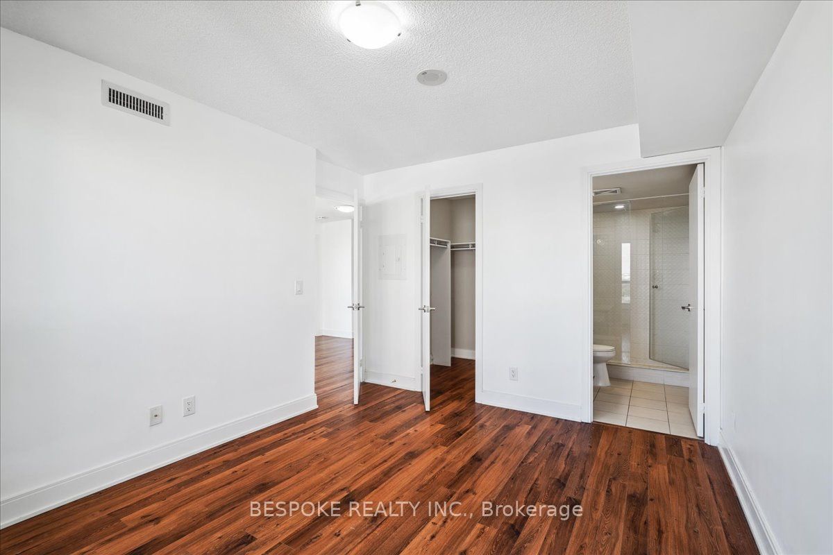 135 Village Green Sq, unit 1724 for rent