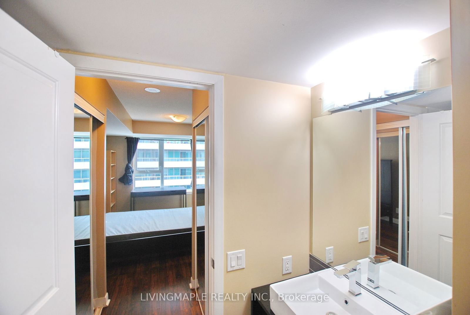 25 Town Centre Crt, unit 710 for rent