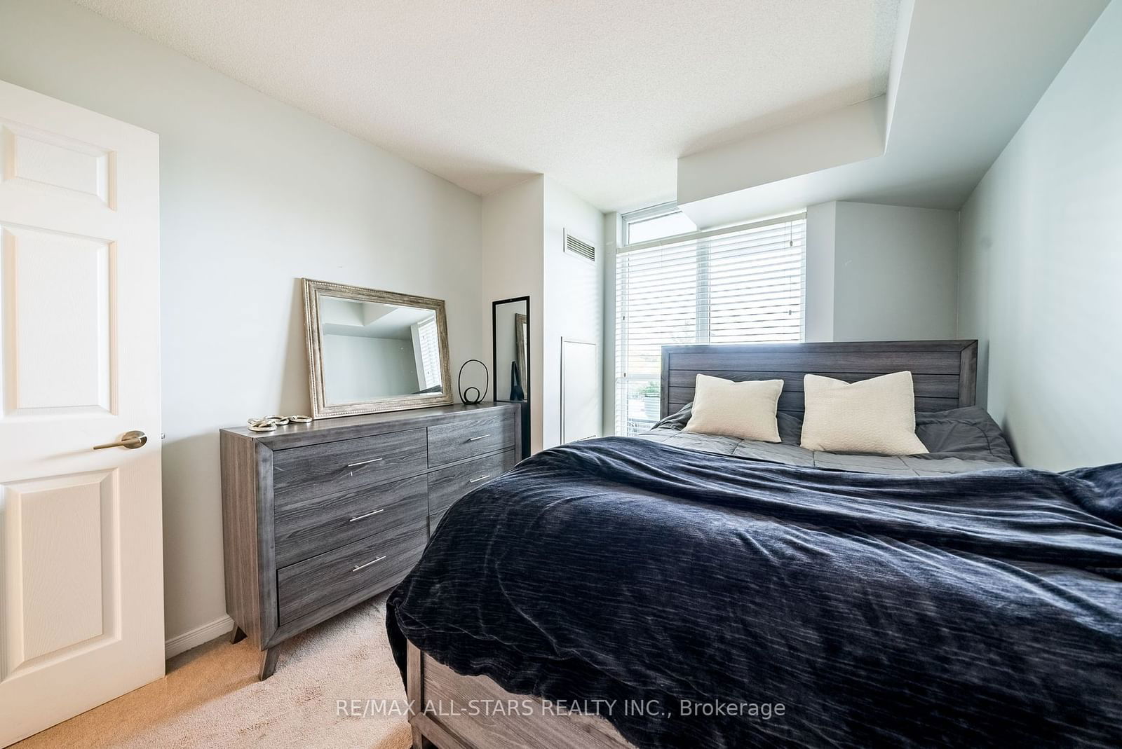 340 Watson St W, unit 106 for sale