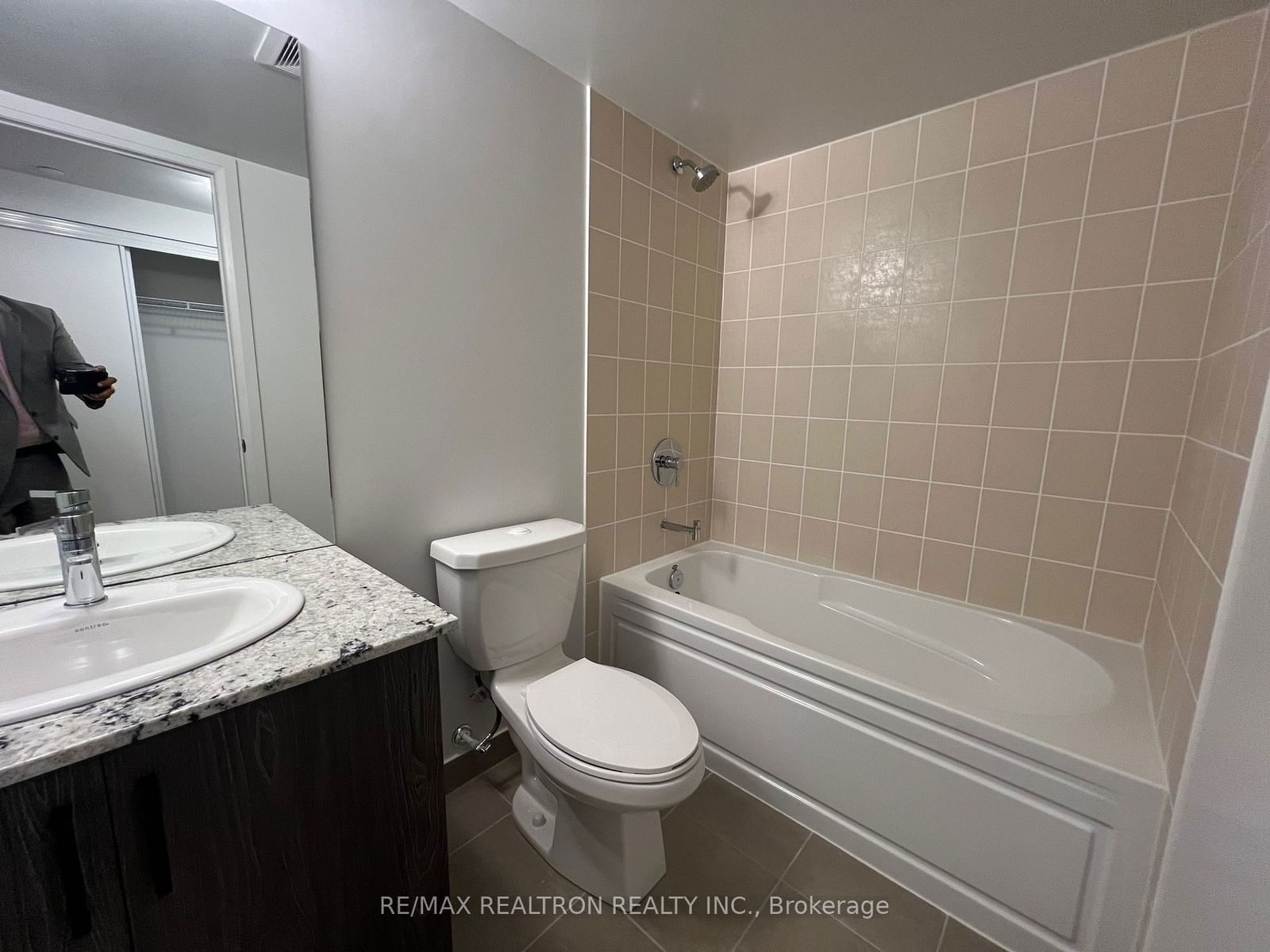 20 Meadowglen Pl, unit 2202 for rent