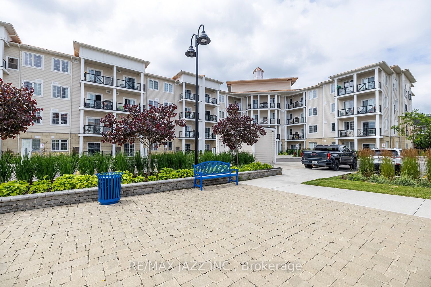 50 Lakebreeze Dr, unit 401 for sale