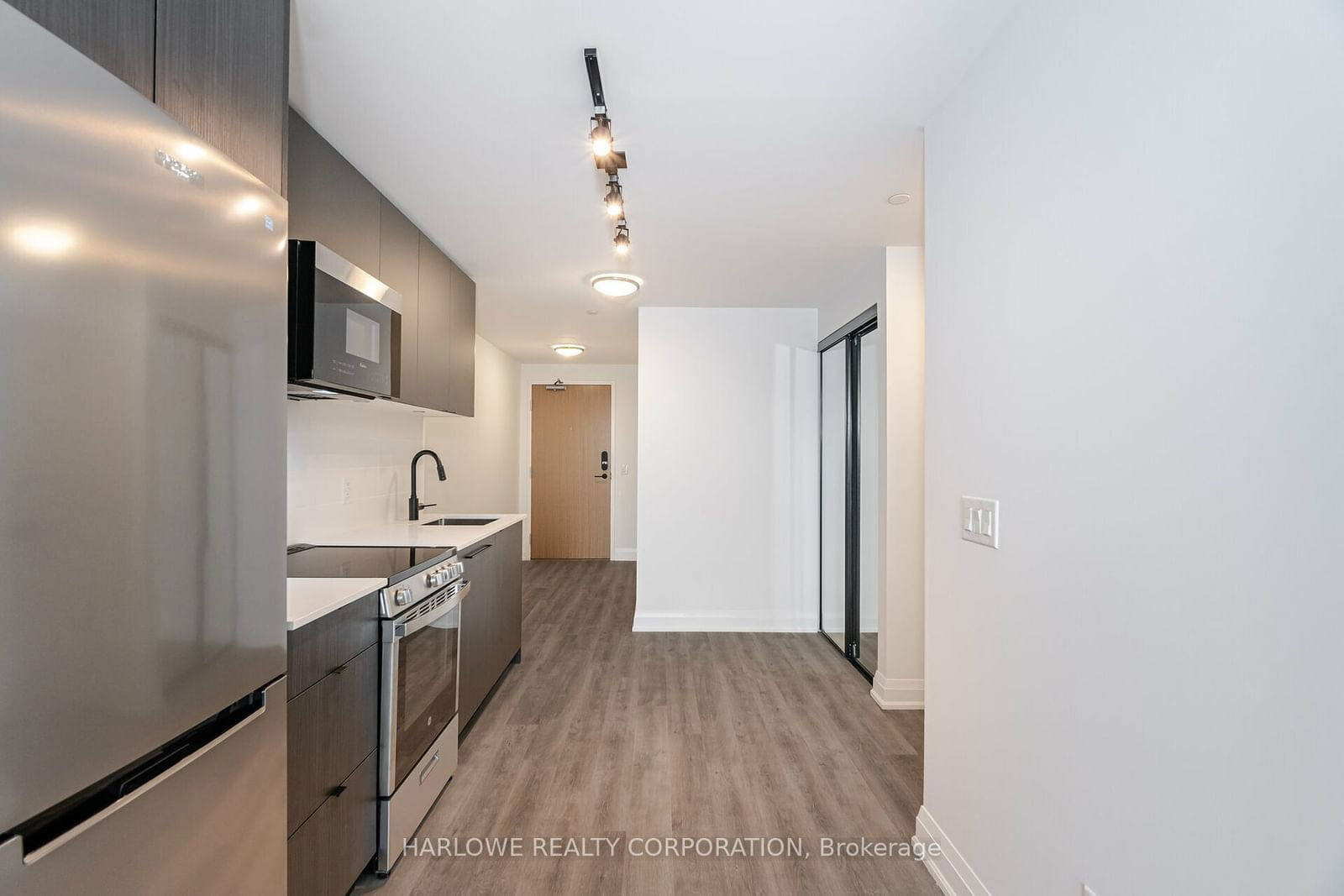 2369 Danforth Ave, unit 811 for rent