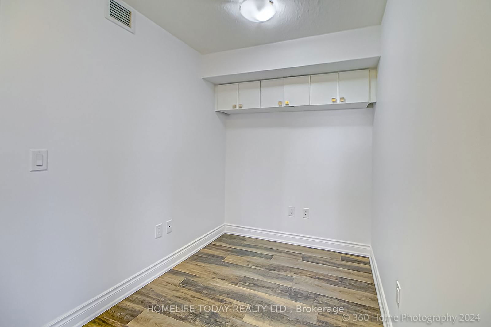 275 Village Green Sq, unit 1323 for rent