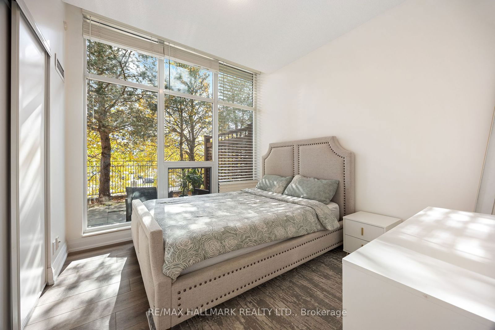 18 Harding Blvd, unit 114 for sale