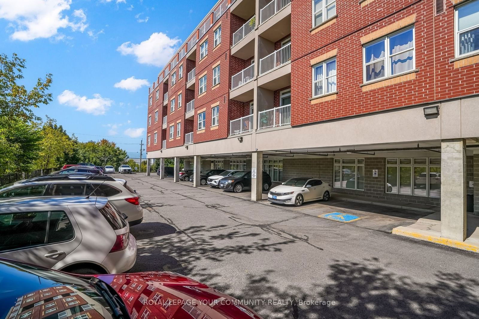 15450 Yonge St, unit 414 for rent