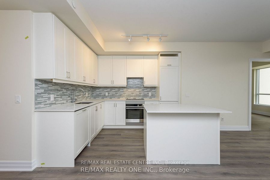 9075 Jane St, unit 910 for rent