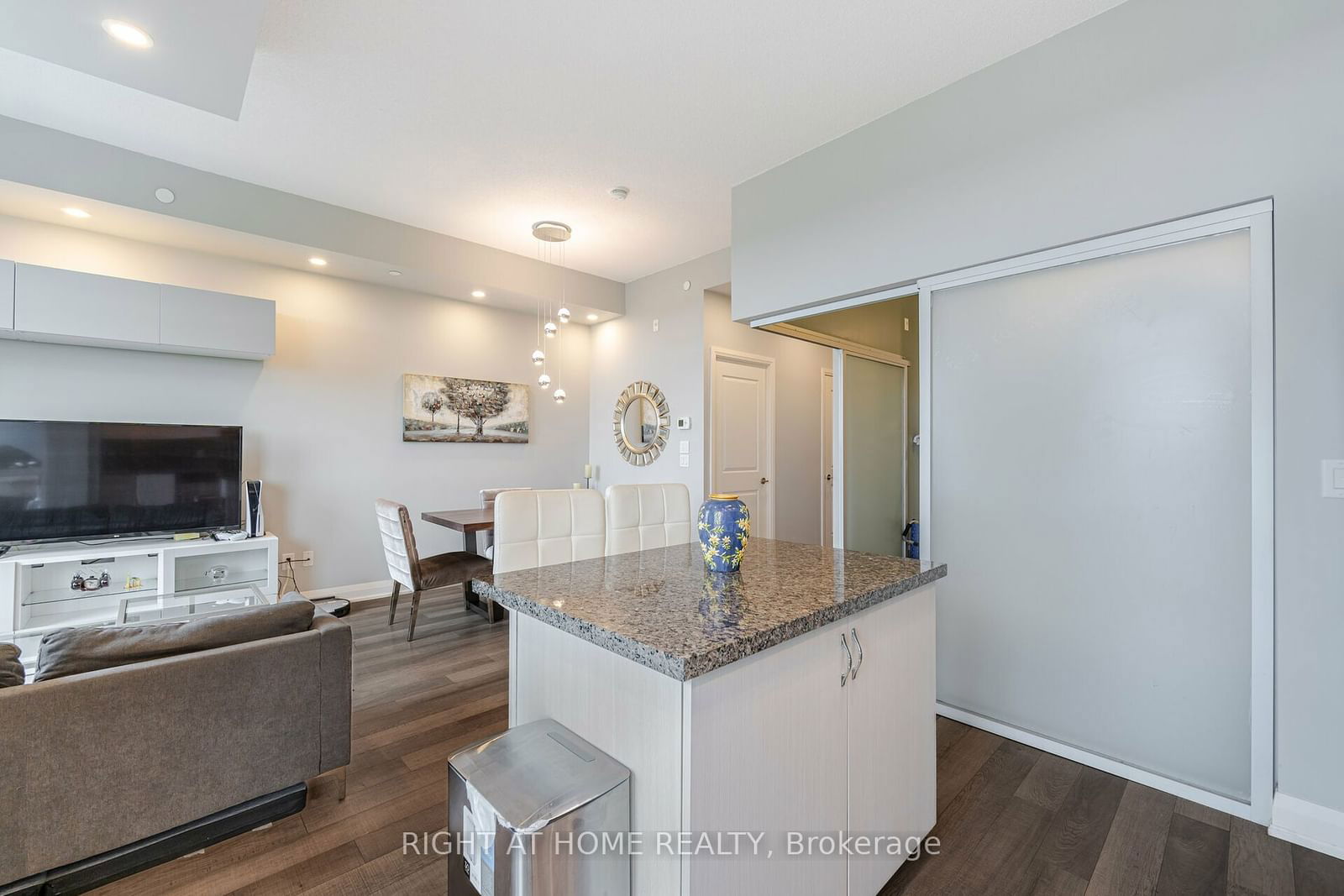 8763 Bayview Ave, unit 727 for rent